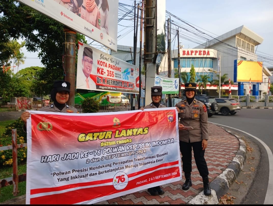 Hari Jadi  Polwan ke 76, Polwan Polda Sumbar Gelar Pengaturan  Arus Lalu Lintas Pagi Hari