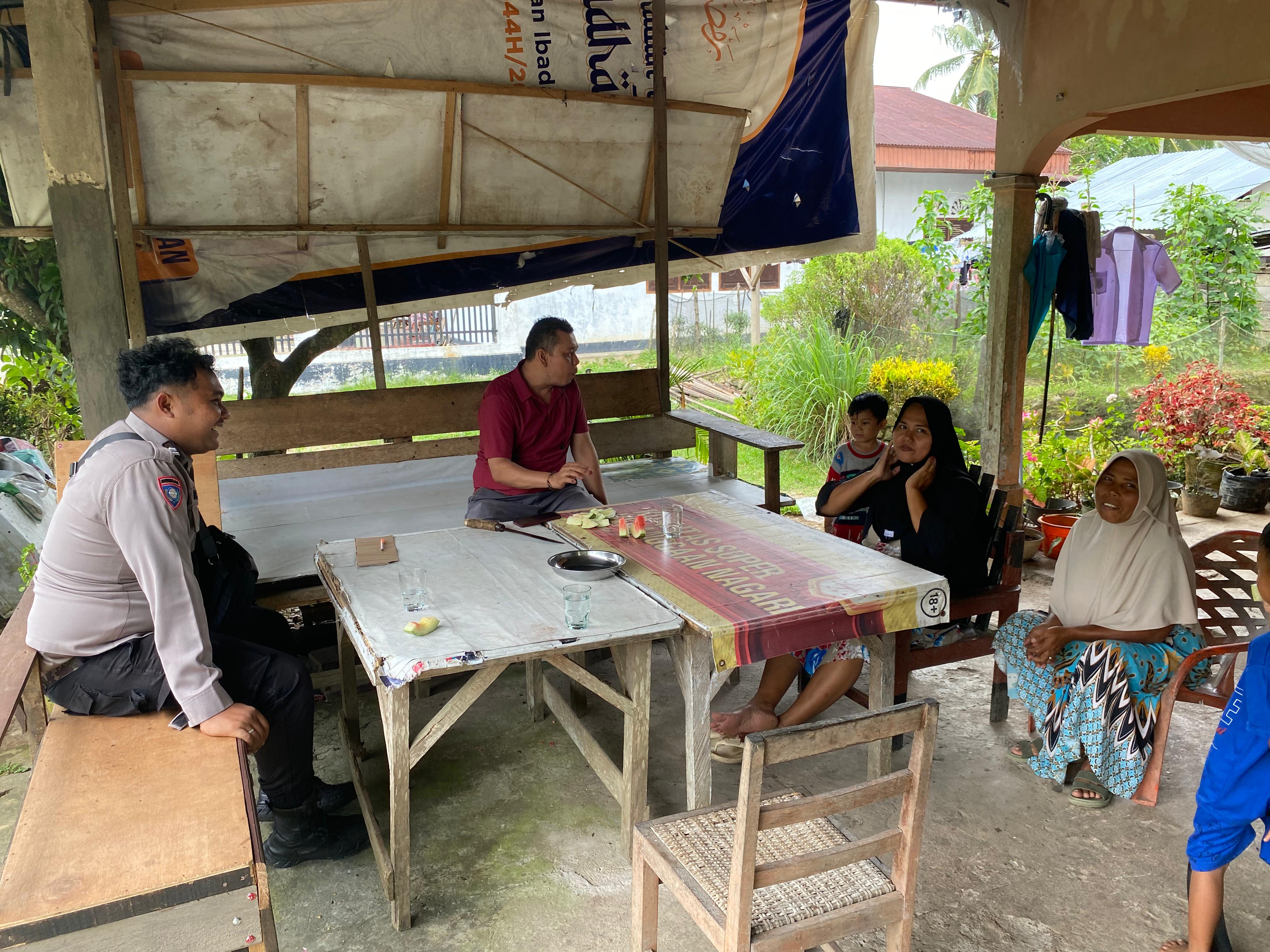 Giat Jum'at Curhat Dilaksanakan Oleh Bhabinkamtibmas Polsek Ranah Pesisir Guna Cooling System Pilkada 2024.