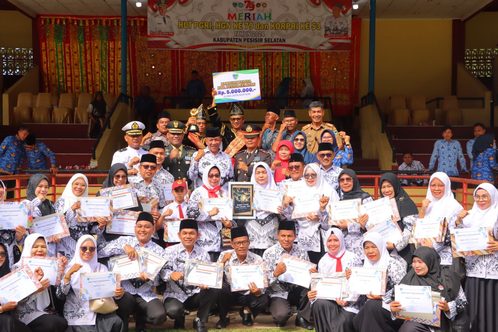 Polres Pesisir Selatan Hadiri Upacara Peringatan Hari Guru Nasional ke-79 dan HUT KORPRI ke-53 Tahun 2024