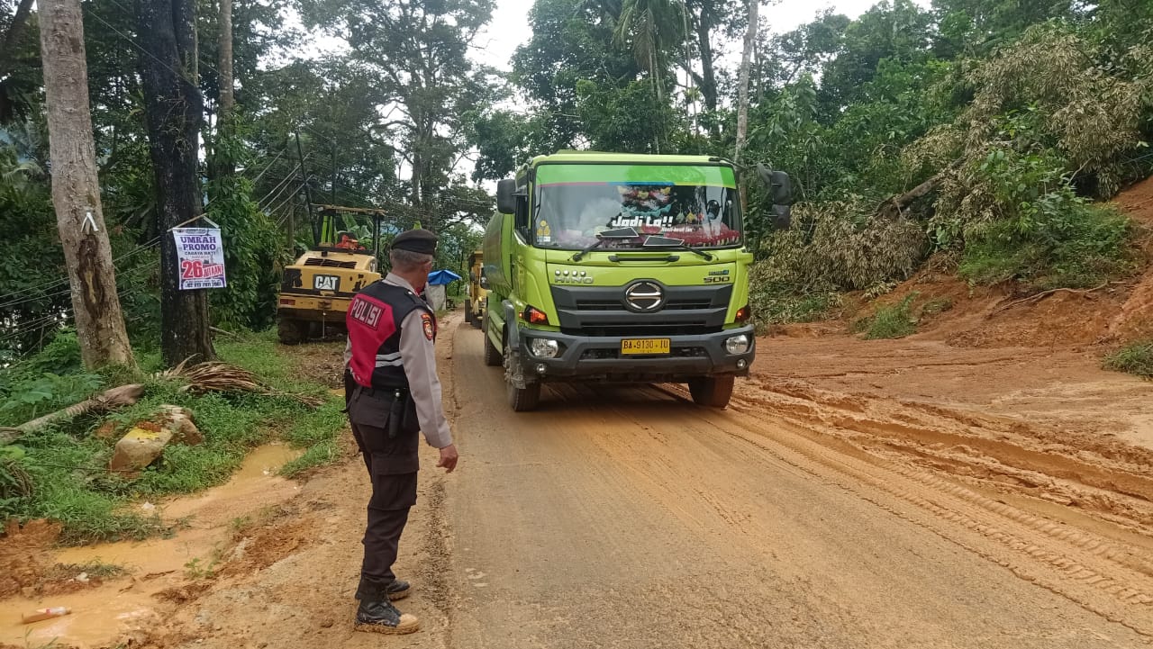 Sat Samapta Polres Pesisir Selatan Hadir Upaya Kelancaran Lalu Lintas di Sekitar Wilayah Bencana Alam Banjir di Kecamatan Koto XI Tarusan.