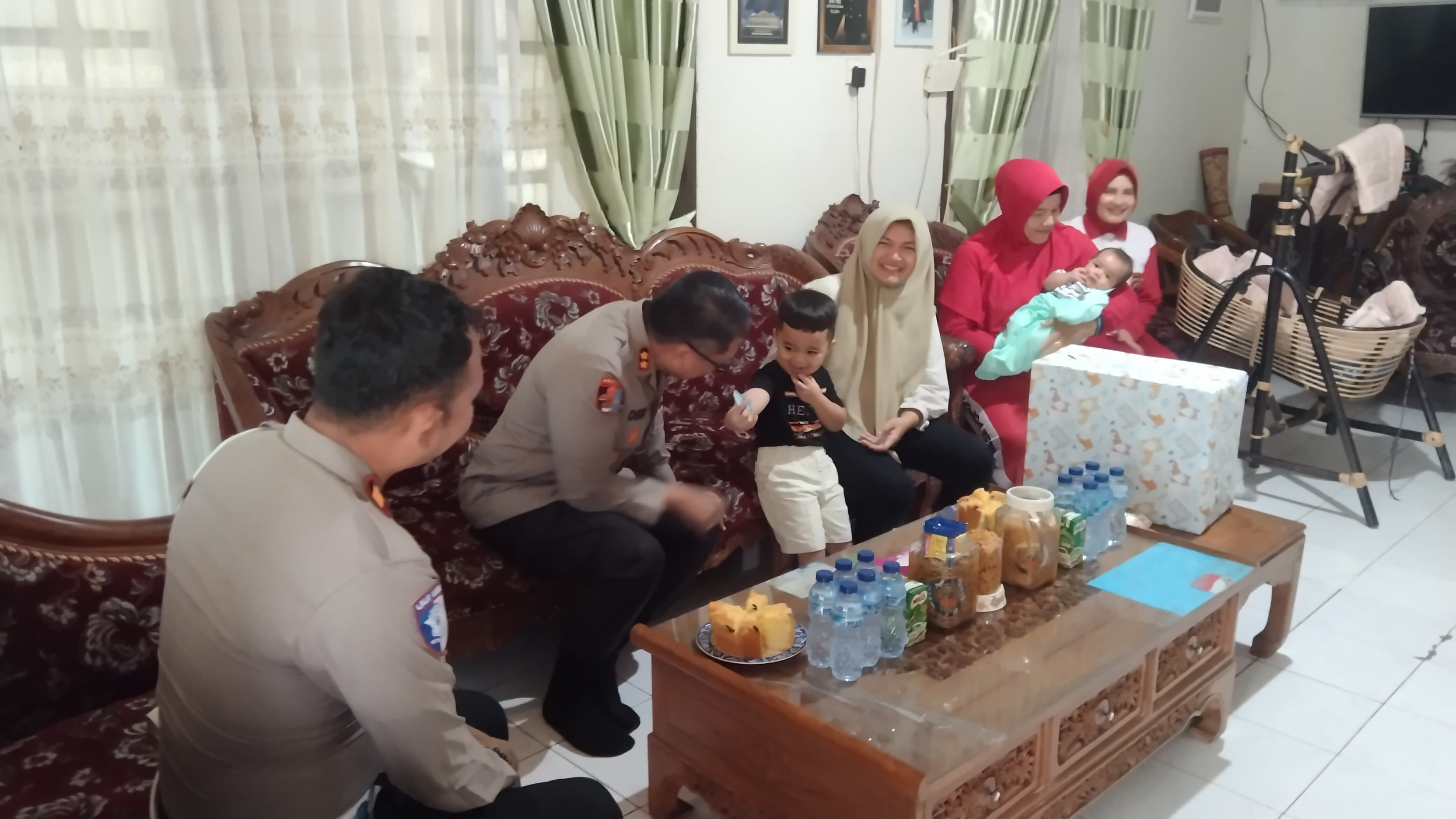 Kapolres Pesisir Selatan Kunjungi TK Kemala Bhayangkari 06 Salido Kecamatan IV Jurai.