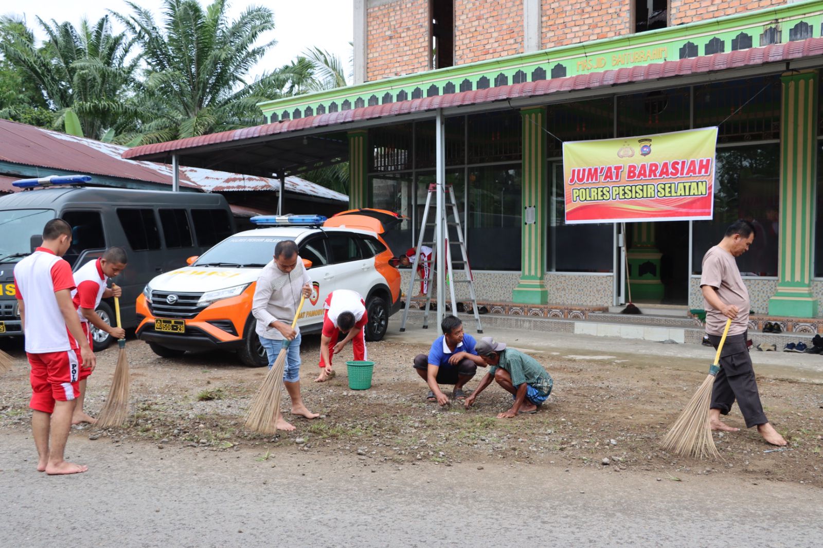 Polres Pesisir Selatan Laksanakan JUM'AT BARASIAH di Masjid Kenagarian Kambang Barat Kecamatan Lengayang.