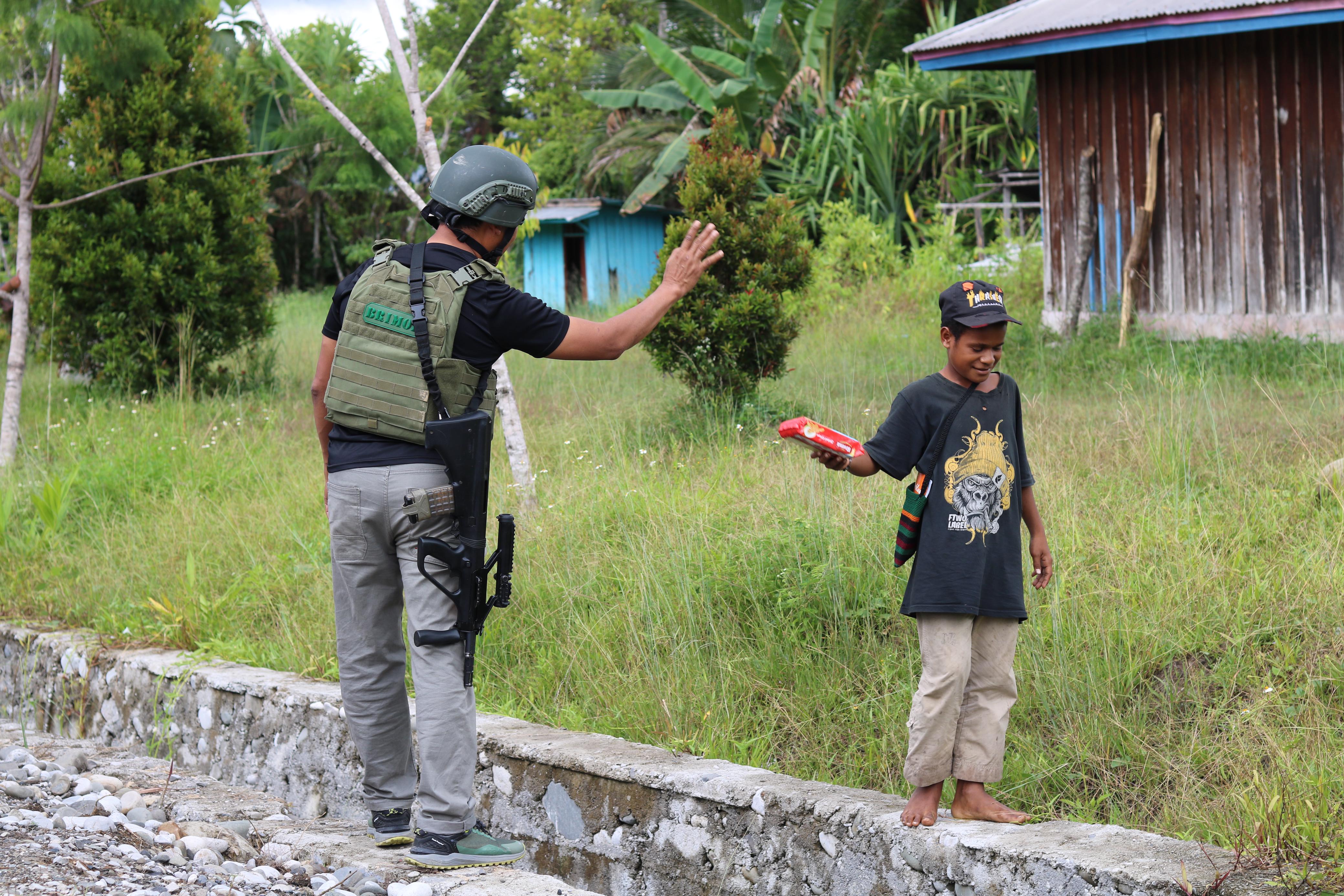 Pererat Hubungan dengan Warga, Satgas Ops Damai Cartenz Beri Imbauan Kamtibmas di Yalimo