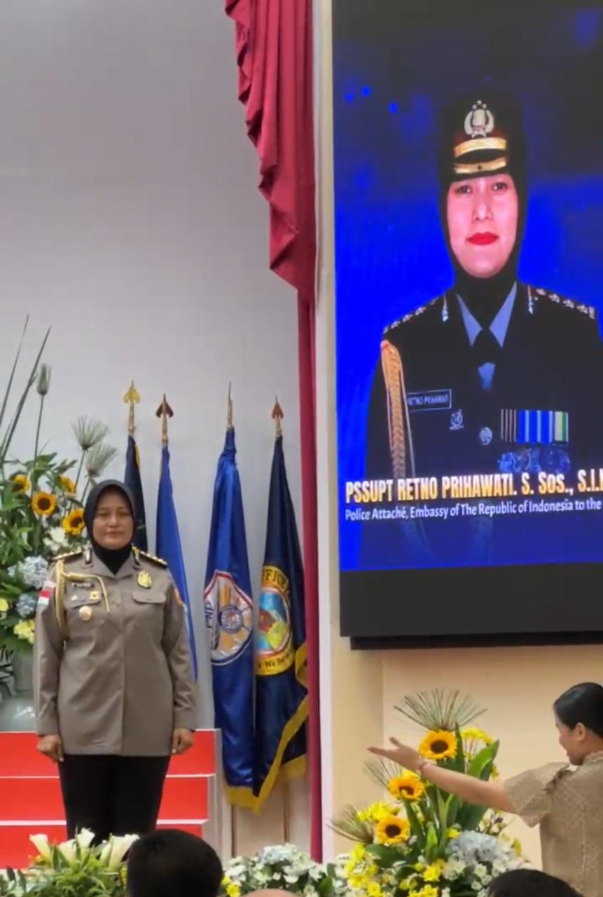KOMBES POL RETNO PRIHAWATI TERIMA PENGHARGAAN DARI KEPALA KEPOLISIAN FILIPINA ATAS KONTRIBUSI DALAM KERJA SAMA HUKUM RI-FILIPINA