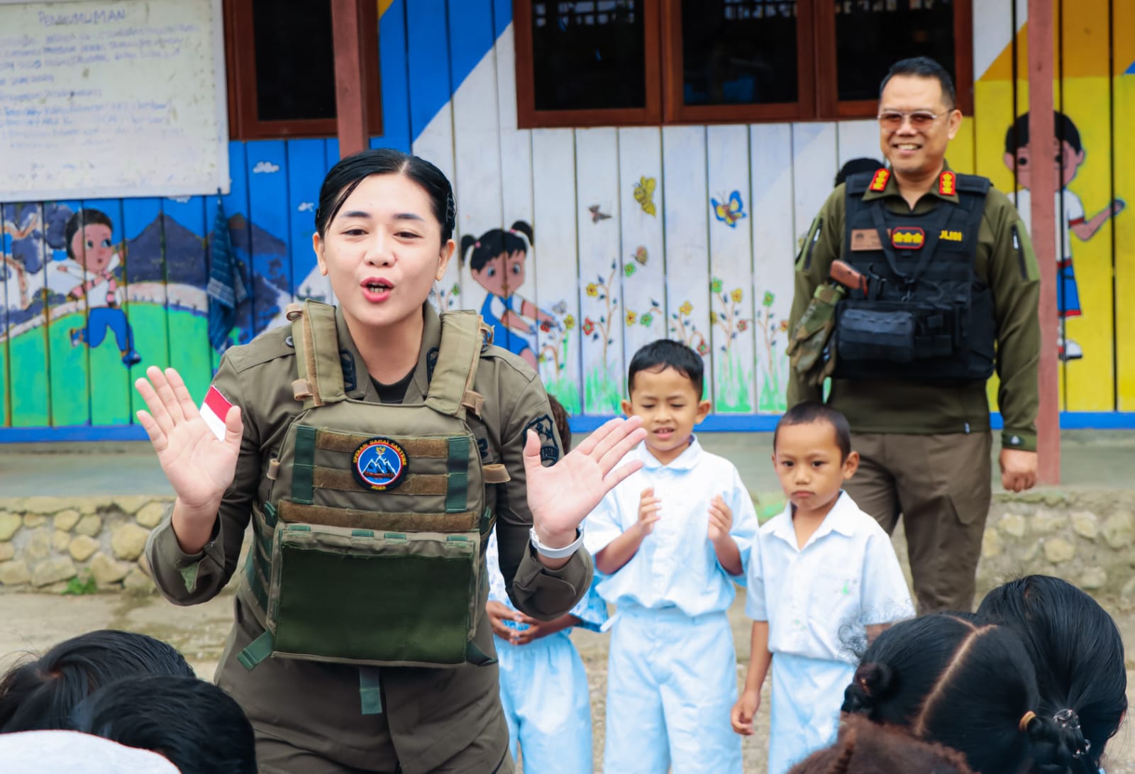 Hadirkan Senyuman di TK Negeri Pembina Oksibil, Satgas Ops Damai Cartenz-2025 Bangkitkan Semangat Anak-Anak Papua