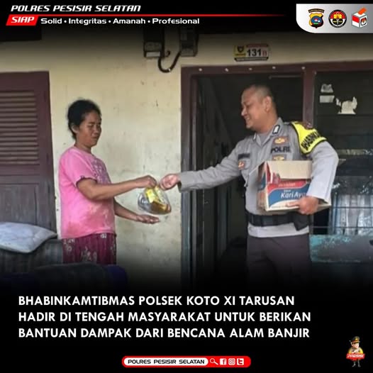 Bhabinkamtibmas Polsek Koto XI Tarusan Turun Tangan Bagikan Bantuan Kepada Korban Dampak Bencana Alam Banjir.