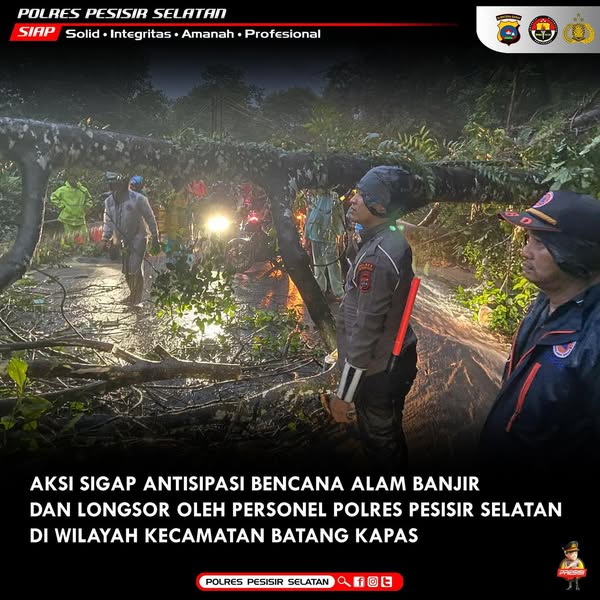 Personel Polres Pessel Respon Cepat Jalan Lintas Sumatera Putus di Bukit Pulai Batang Kapas