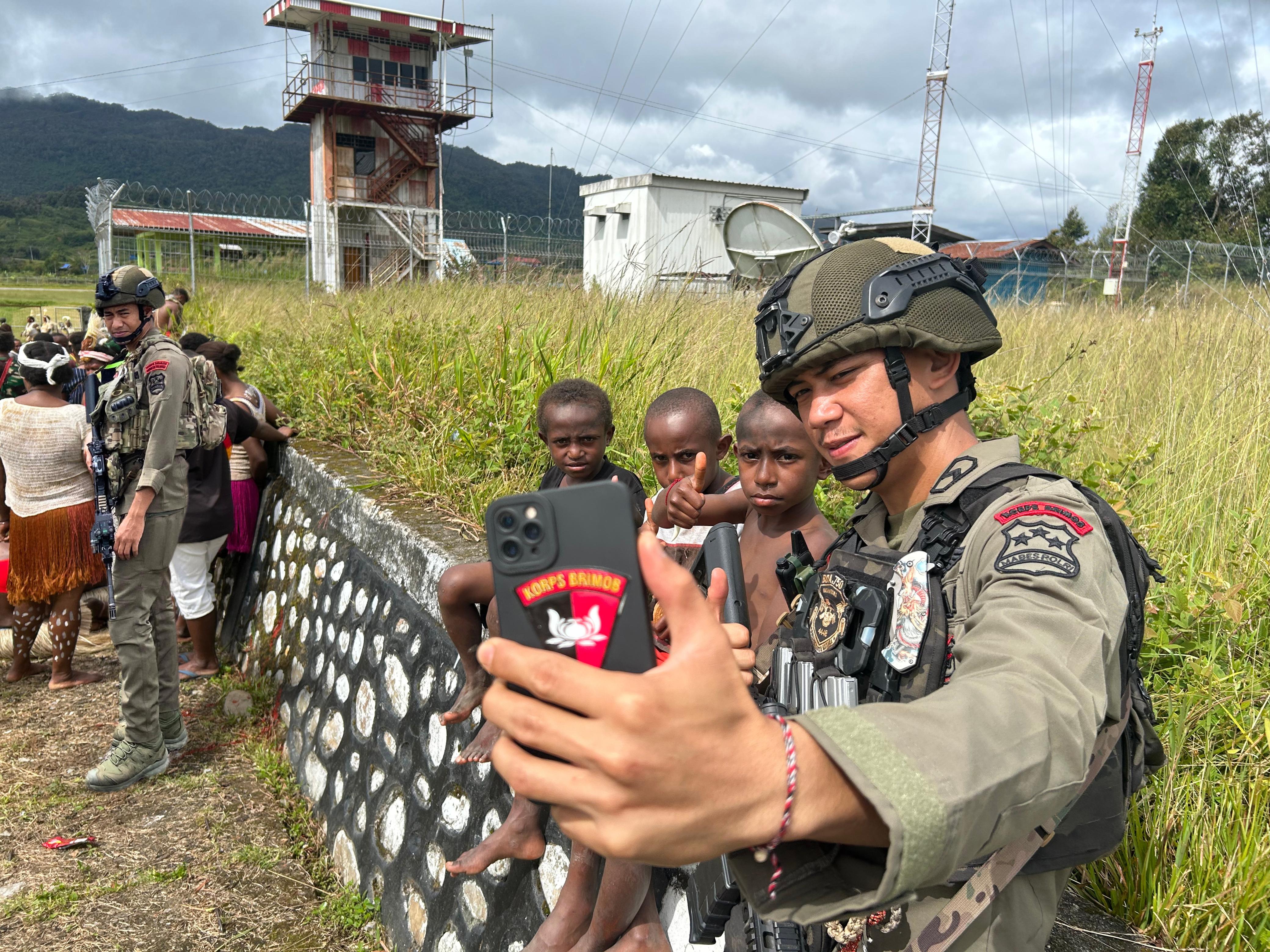 *Personel Operasi Damai Cartenz-2025 Jalin Keharmonisan dengan Masyarakat Pegunungan Bintang di Oksibil*