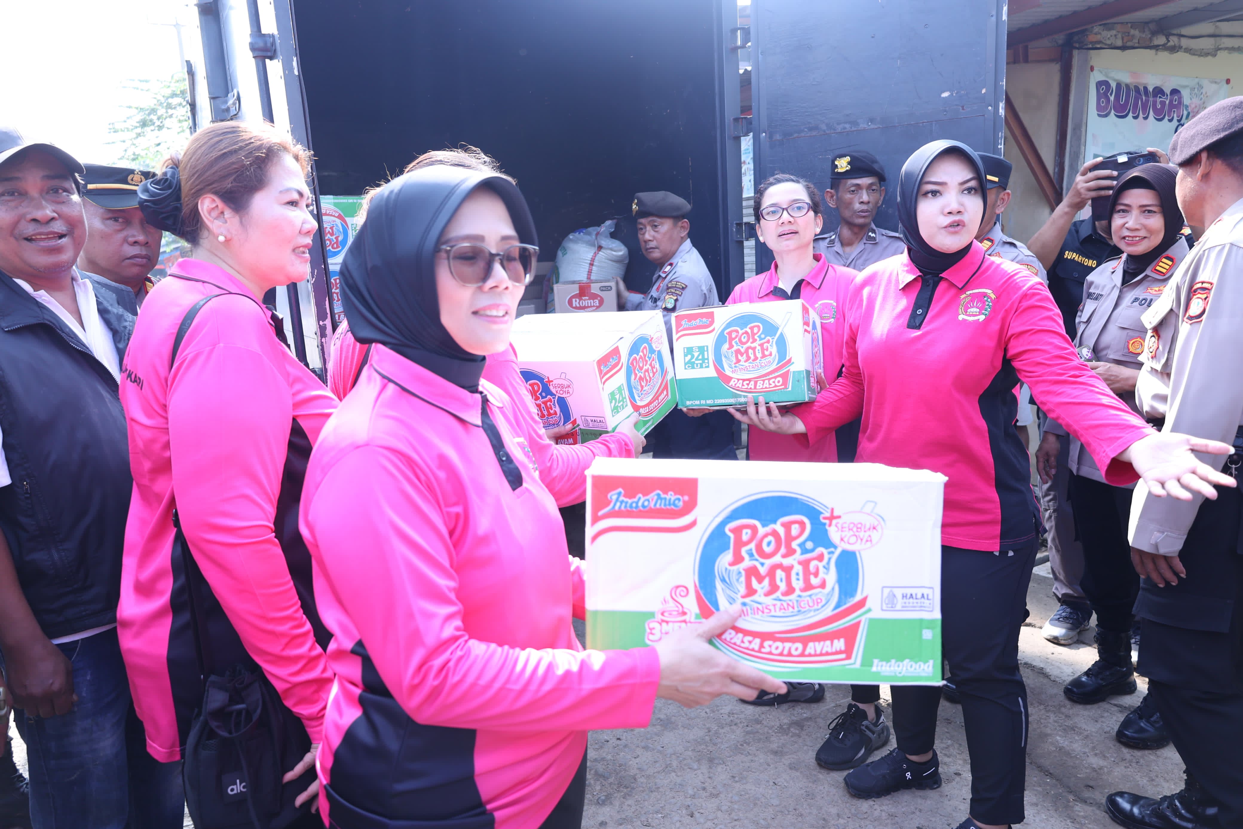Yayasan Kemala Bhayangkari & Polres Metro Bekasi Kota Ulurkan Bantuan untuk Korban Banjir di Bekasi