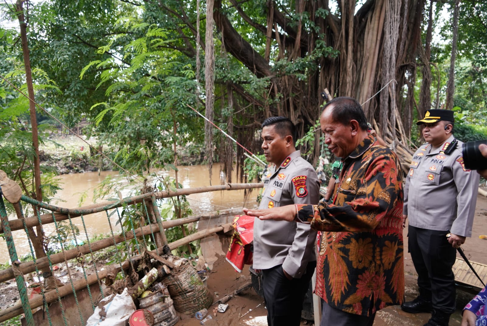 Kapolda Metro Jaya Tinjau Pengungsian Warga Terdampak Banjir di Pancoran