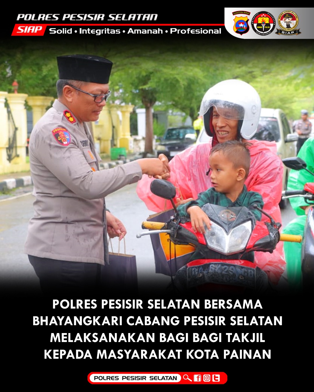 Indahnya Berbagi di Bulan Suci, Kapolres Pessel Bersama Ketua Cabang Bhayangkari Berbagi Takjil di Jalan Depan Mapolres 