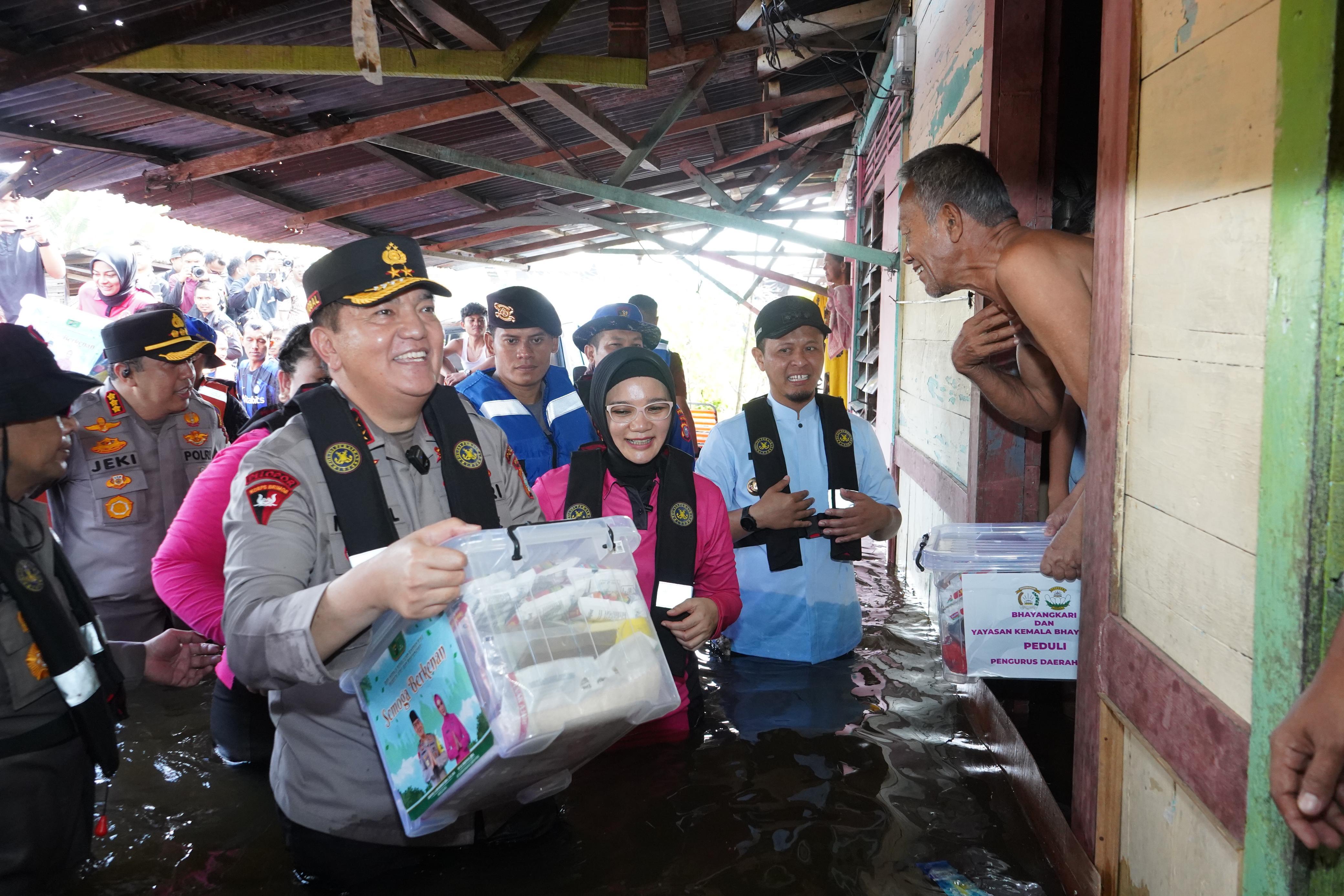 KAPOLDA RIAU TINJAU WARGA TERDAMPAK BANJIR 