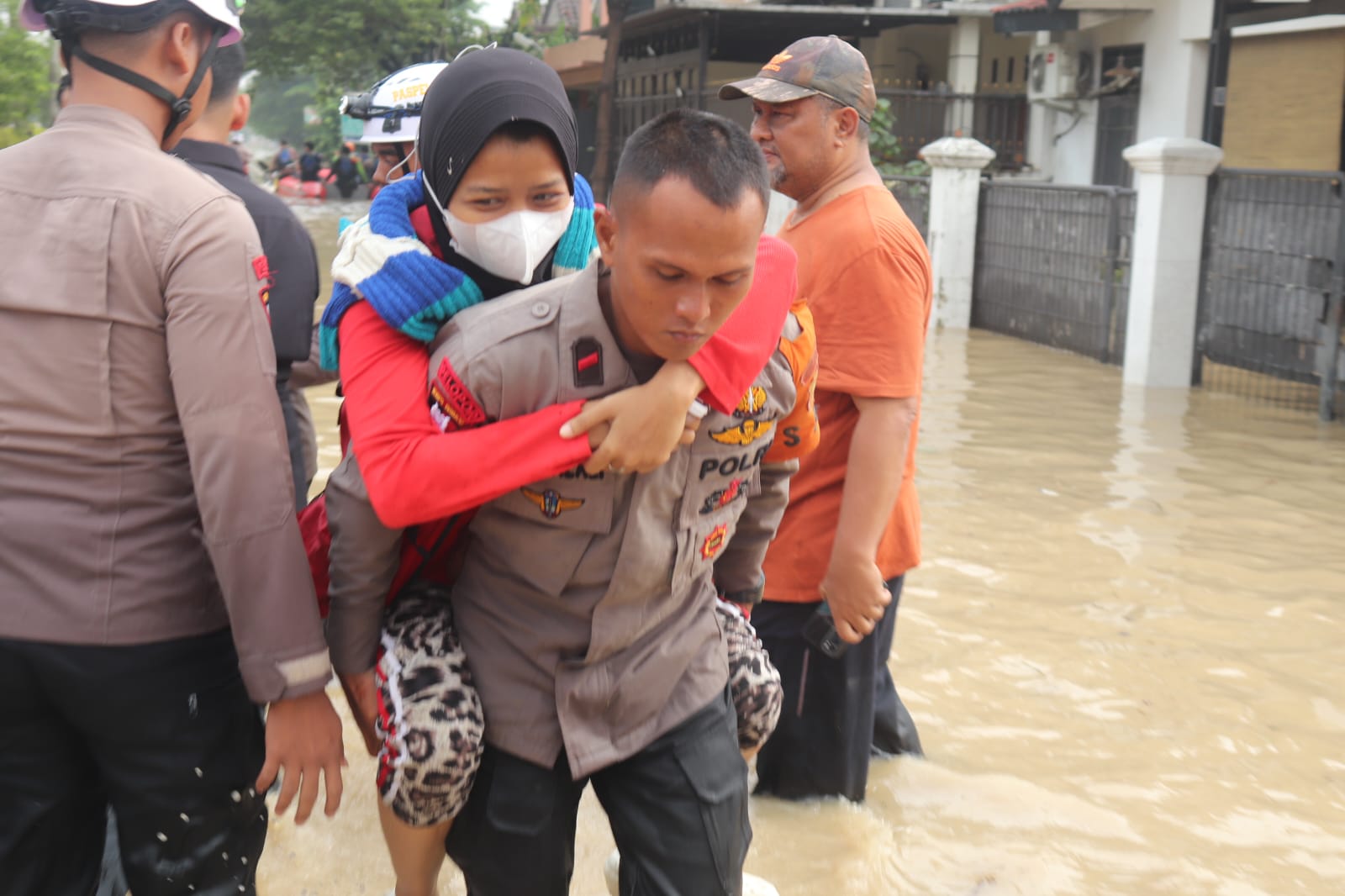Brimob Sebar Ratusan Anggota ke Titik Banjir Jabodetabek, Evakuasi Anak-Lansia