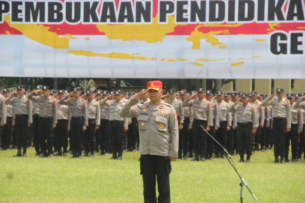 *1.800 Bintara Polri memulai transformasi menjadi perwira: Bintra dan orientasi lingkungan menandai dimulainya pembukaan SIP Angkatan ke-54 Gelombang I di Sukabumi.*
