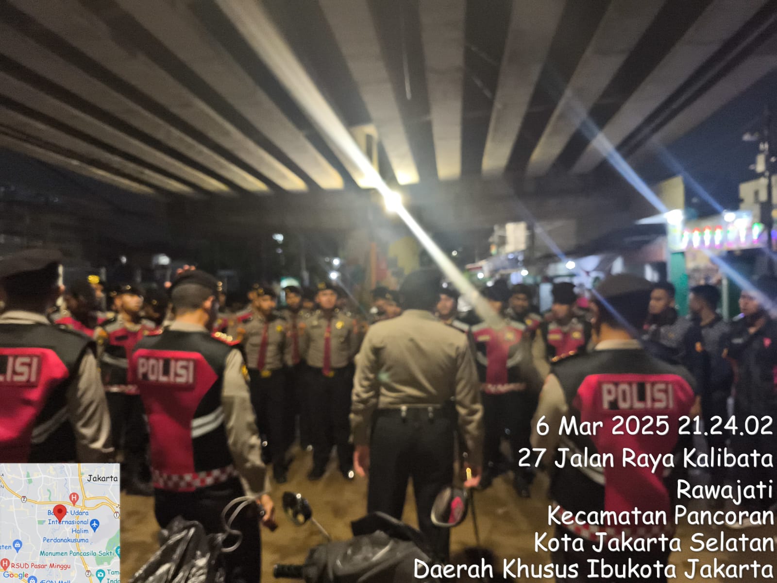 Dirikan Dapur Lapangan, Polri Bagikan 500 Porsi Makanan untuk Korban Bajir Rawajati 