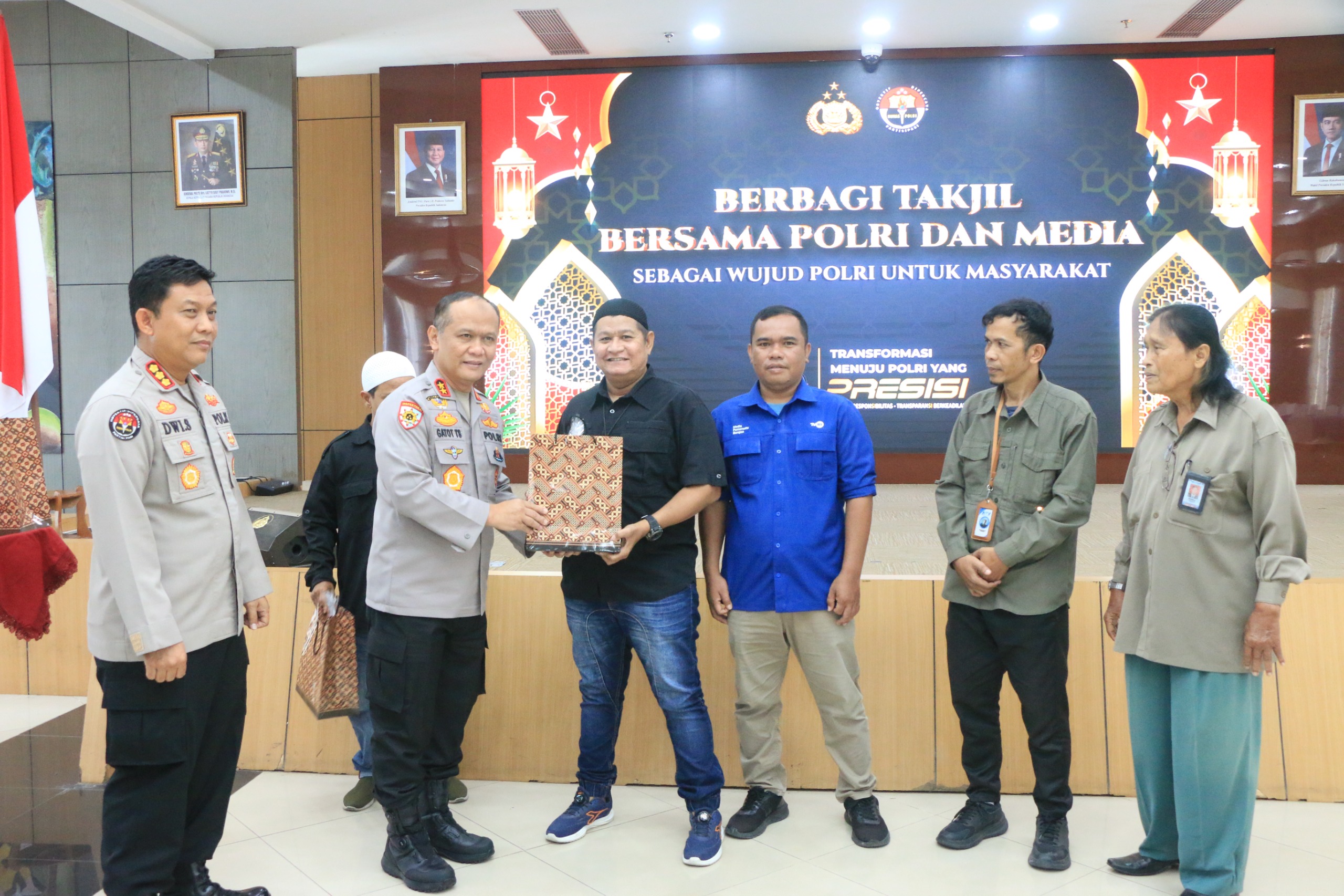 Polda Sumbar Gelar Berbagi Takjil bersama Polri dan Media, Sebagai Wujud Polri Untuk Masyarakat 