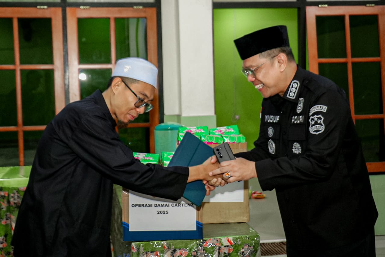 *Berkah Ramadan: Kasatgas Humas Ops Damai Cartenz-2025 Bagikan Takjil di Masjid Fajrul Islam Jayapura*