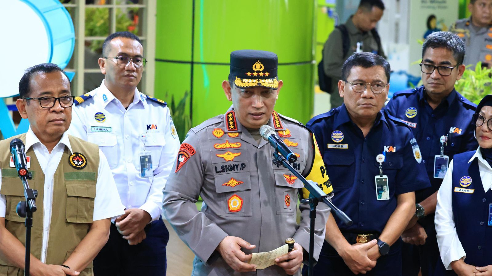 *Kapolri Perintahkan Jajaran Antisipasi Kejahatan di Sekitar Stasiun Agar Pemudik Nyaman dan Aman*