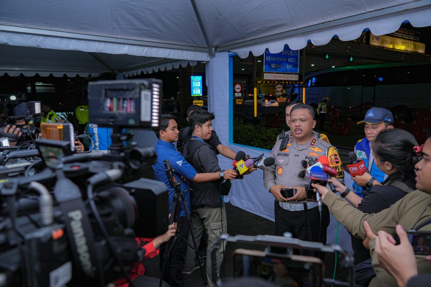 *Kakorlantas Pantau Pergerakan Arus Balik di GT Banyumanik: 40 Persen Kendaraan Mengarah ke Jakarta*