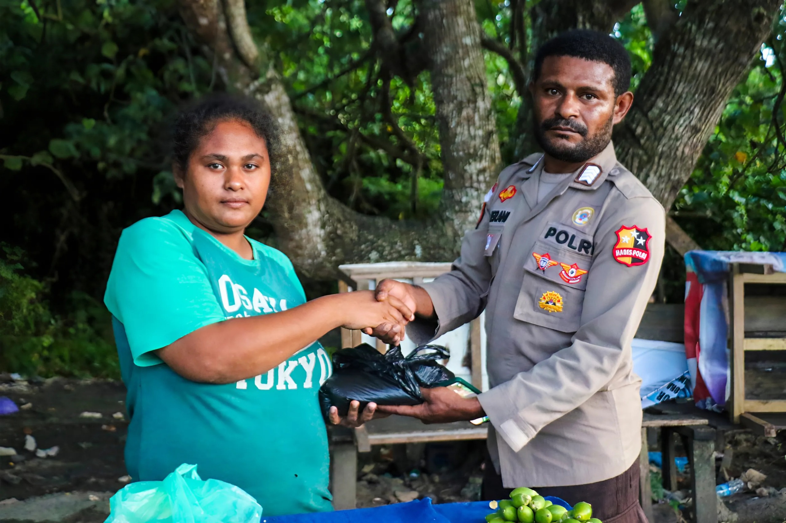 *Dari Pantai Hecnuk ke Muara Tami, Satgas Humas Ops Damai Cartenz-2025 Tunjukkan Wajah Humanis Polri*