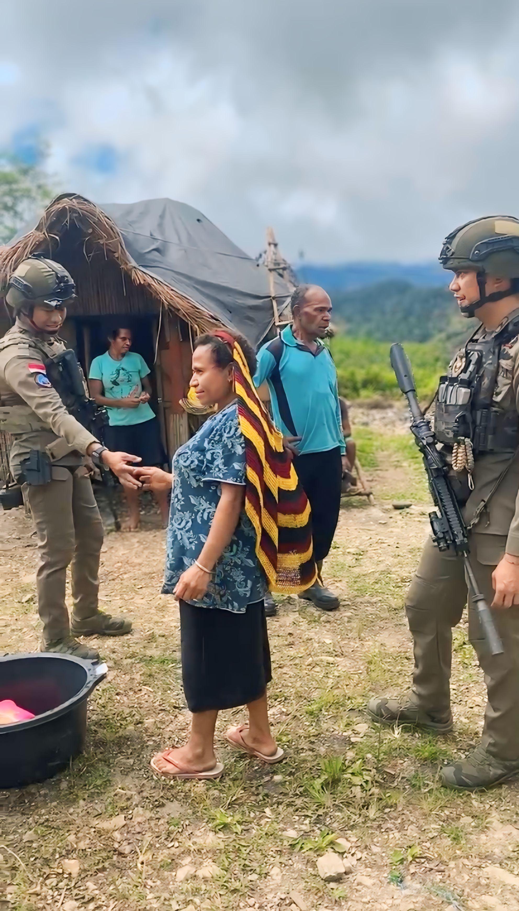 *Ops Damai Cartenz-2025 Pererat Hubungan dengan Masyarakat Kampung Okpol Melalui Patroli Sambang*