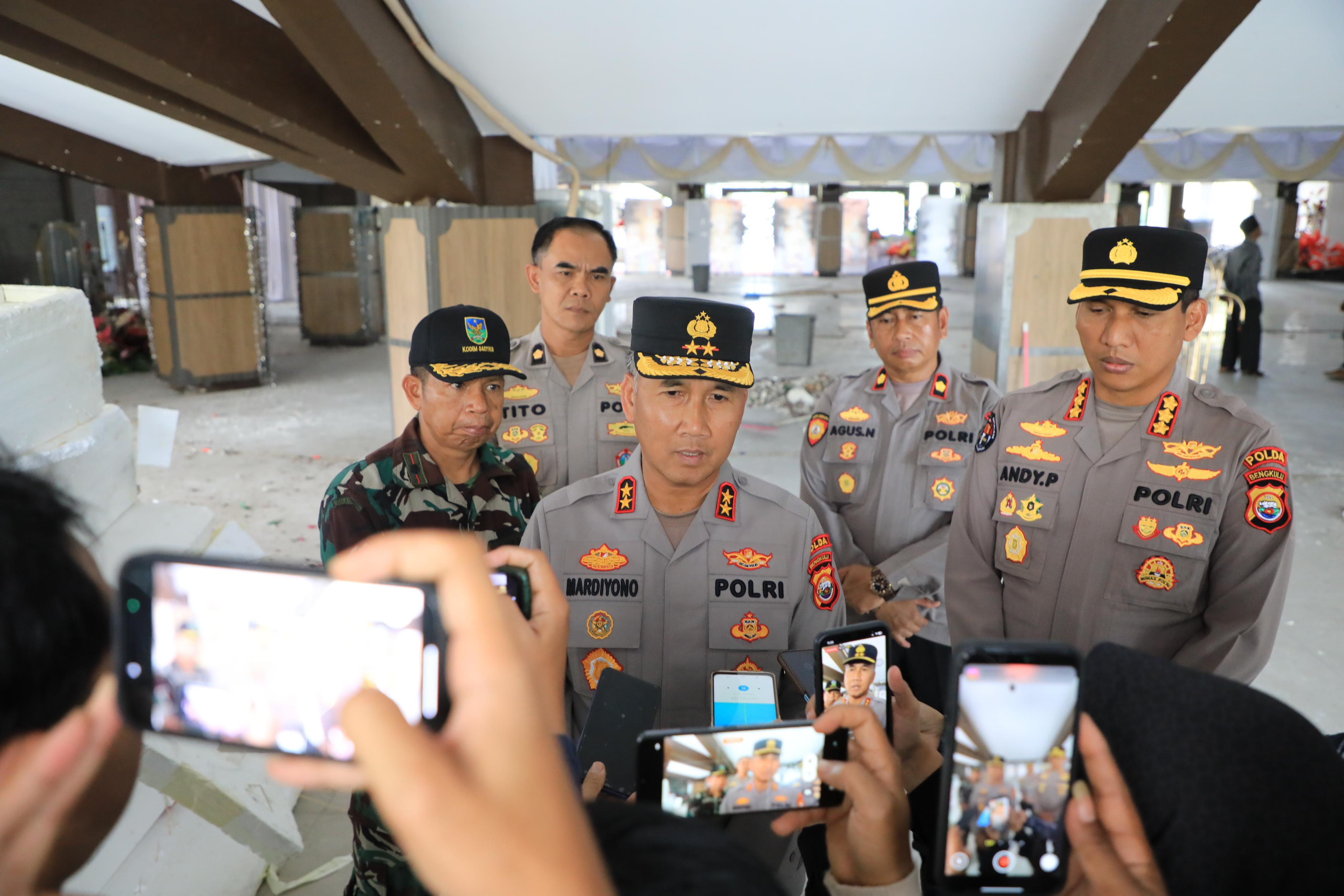 Kapolda Bengkulu Tinjau Langsung Penanganan Dampak Gempa Bumi 6,3 SR di Bengkulu