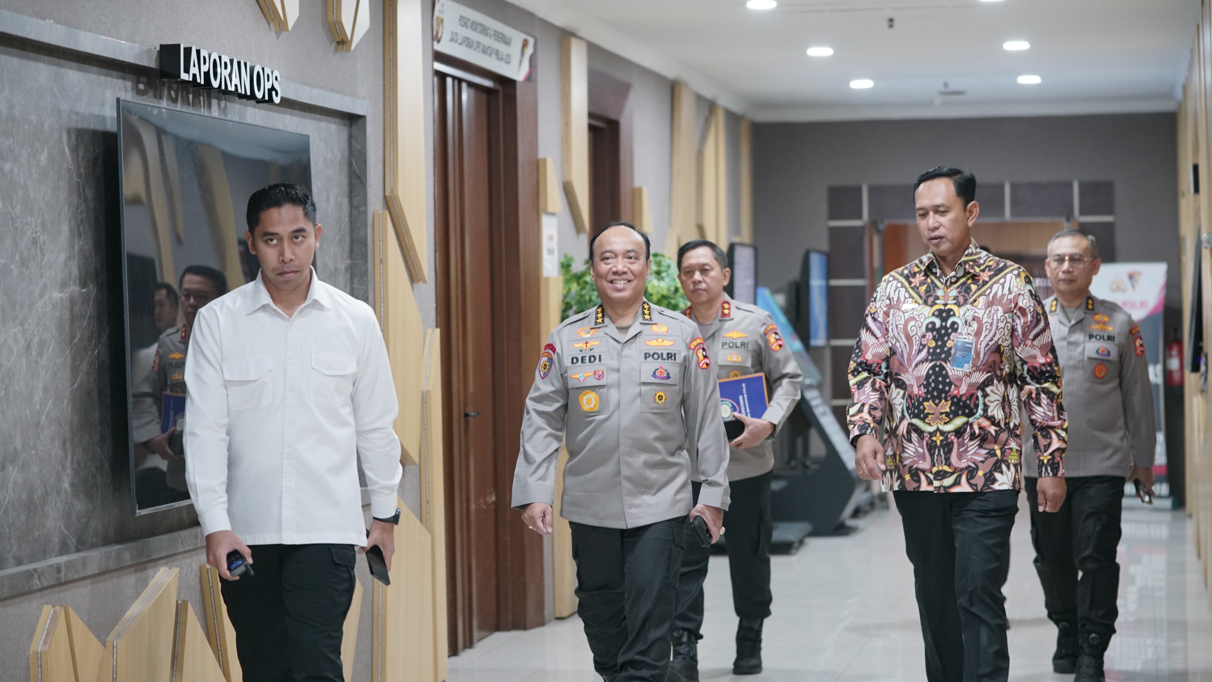 *SIARAN PERS POLRI*   **POLRI DAN BULOG GERAK CEPAT STABILKAN HARGA BERAS MELALUI GERAKAN PANGAN MURAH**  